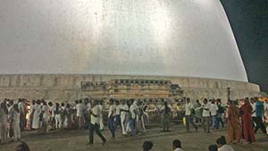 Devotees at Ruwanwelisaya Photo
